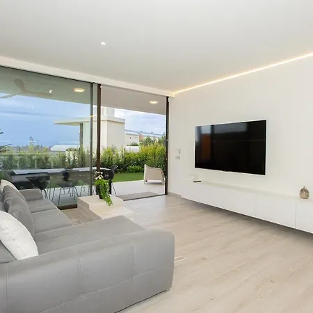 Lxr Crown 2br Design