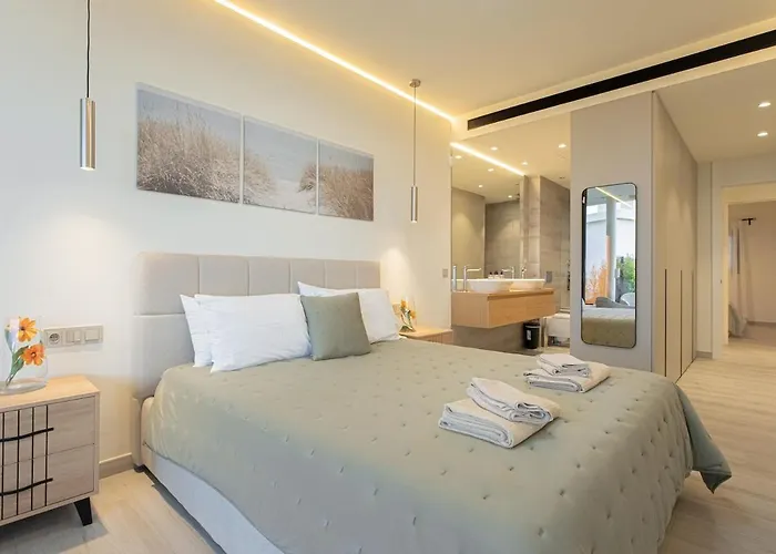 Lxr Crown 2br Design * פואנגירולה