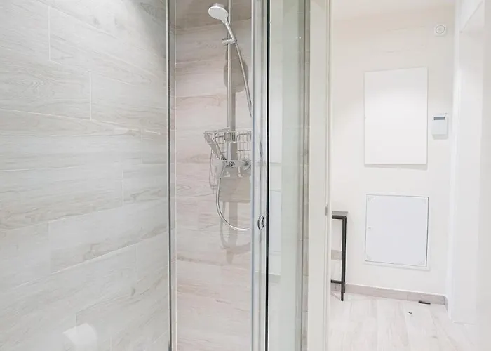 Lxr Crown 2br Design